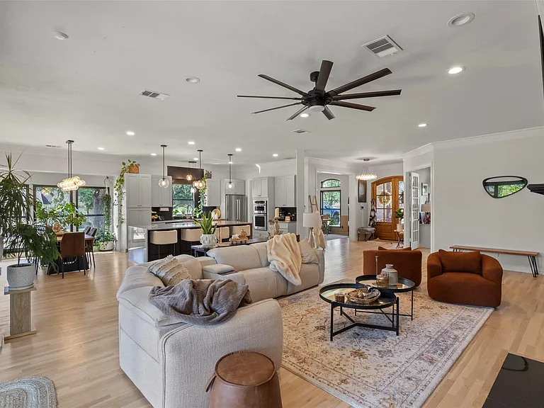 1504 Brook Ln — Photo 6