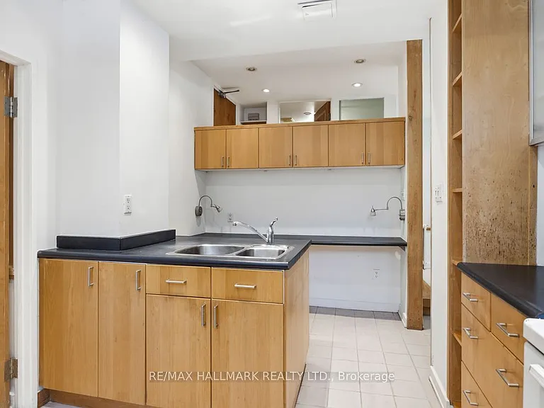 321 Palmerston Blvd #B — Photo 11