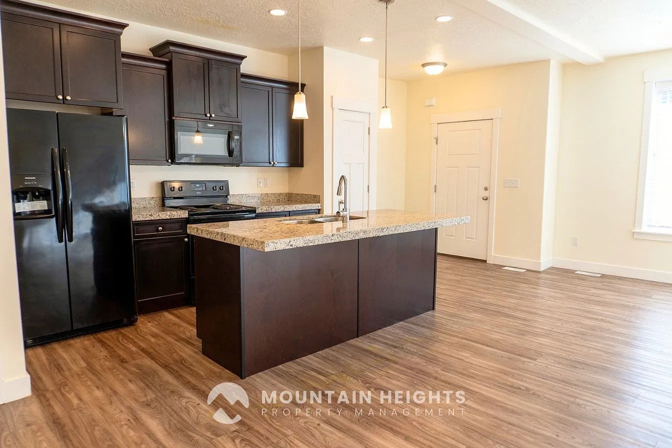4 bed, 3.5 bath, 2240 sqft, $2,600 — Photo 4