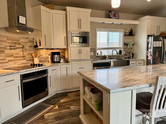 3rd image of 986 Parade Ave
