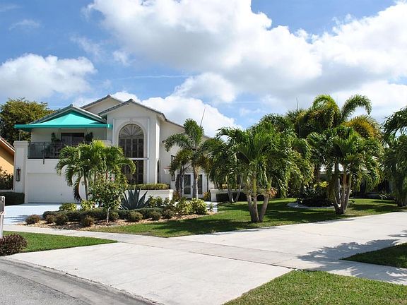 BEAUTIFUL TROPICAL LANDSCAPING