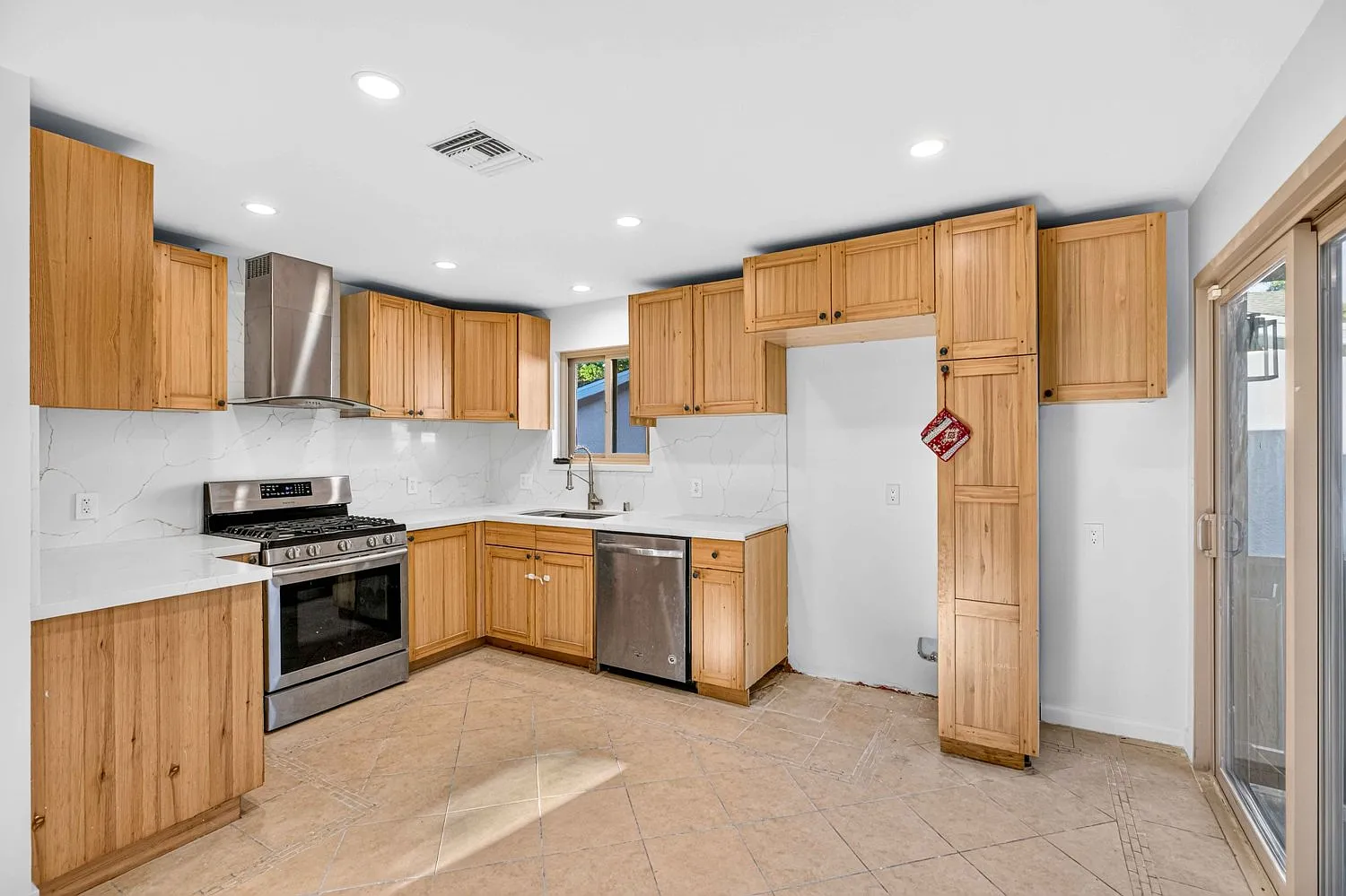 3 bed, 1056 sqft, $3,800 — Photo 4