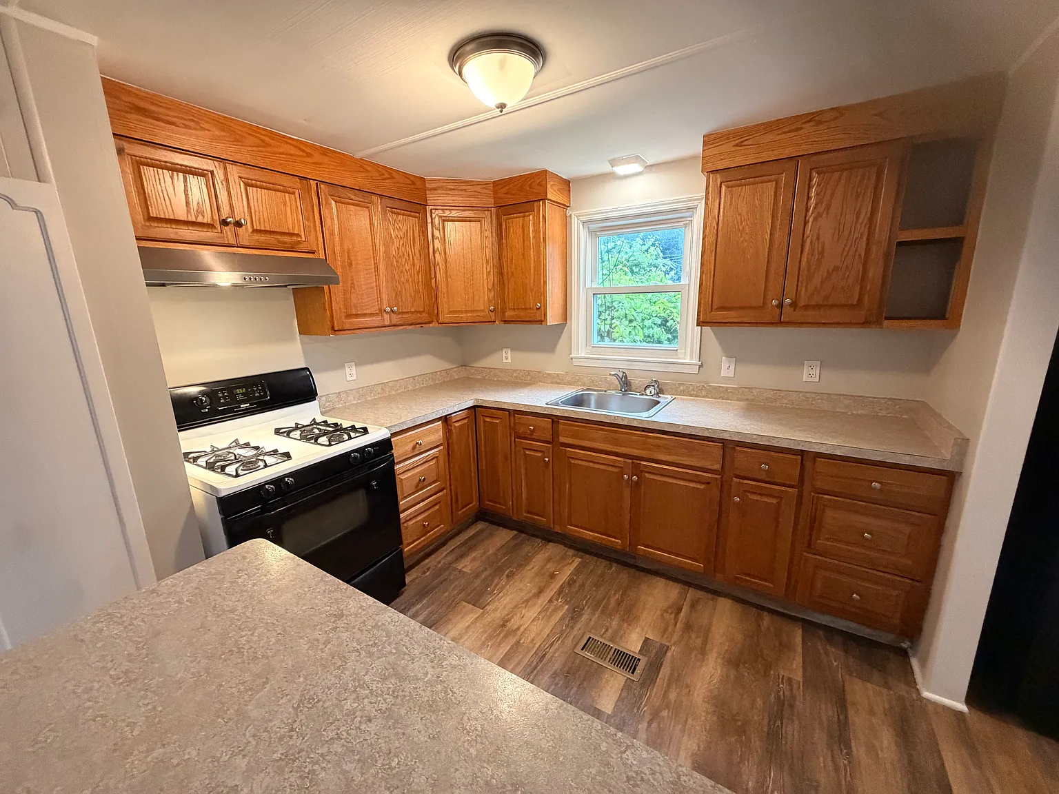 3 bed, 1040 sqft, $1,650 — Photo 1