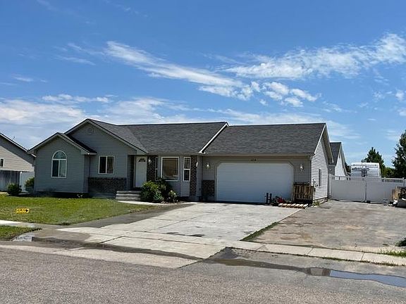 3rd image of 3134 N Alder Cir