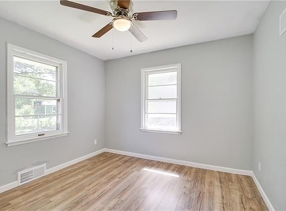 4th image of 1525 N Broadway St
