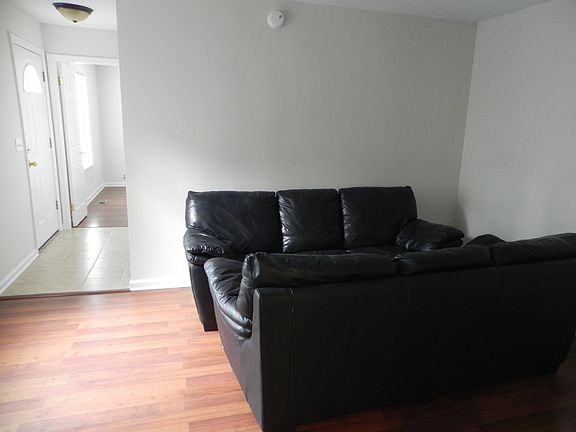 4th image of 21 Edlie Ave Unit 1