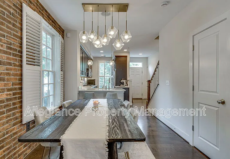 944 N Columbus St — Photo 7