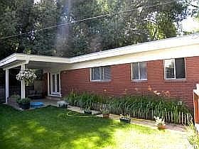 Fenced yd, covered patio