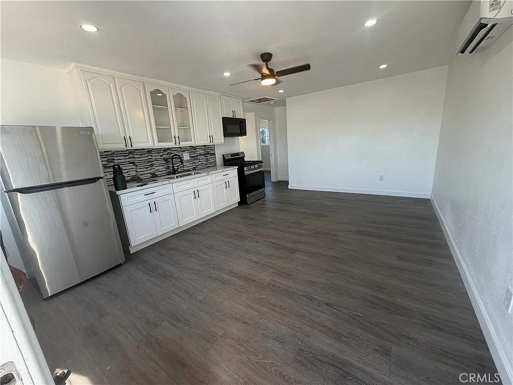 3 bed, 780 sqft, $3,650 — Photo 3