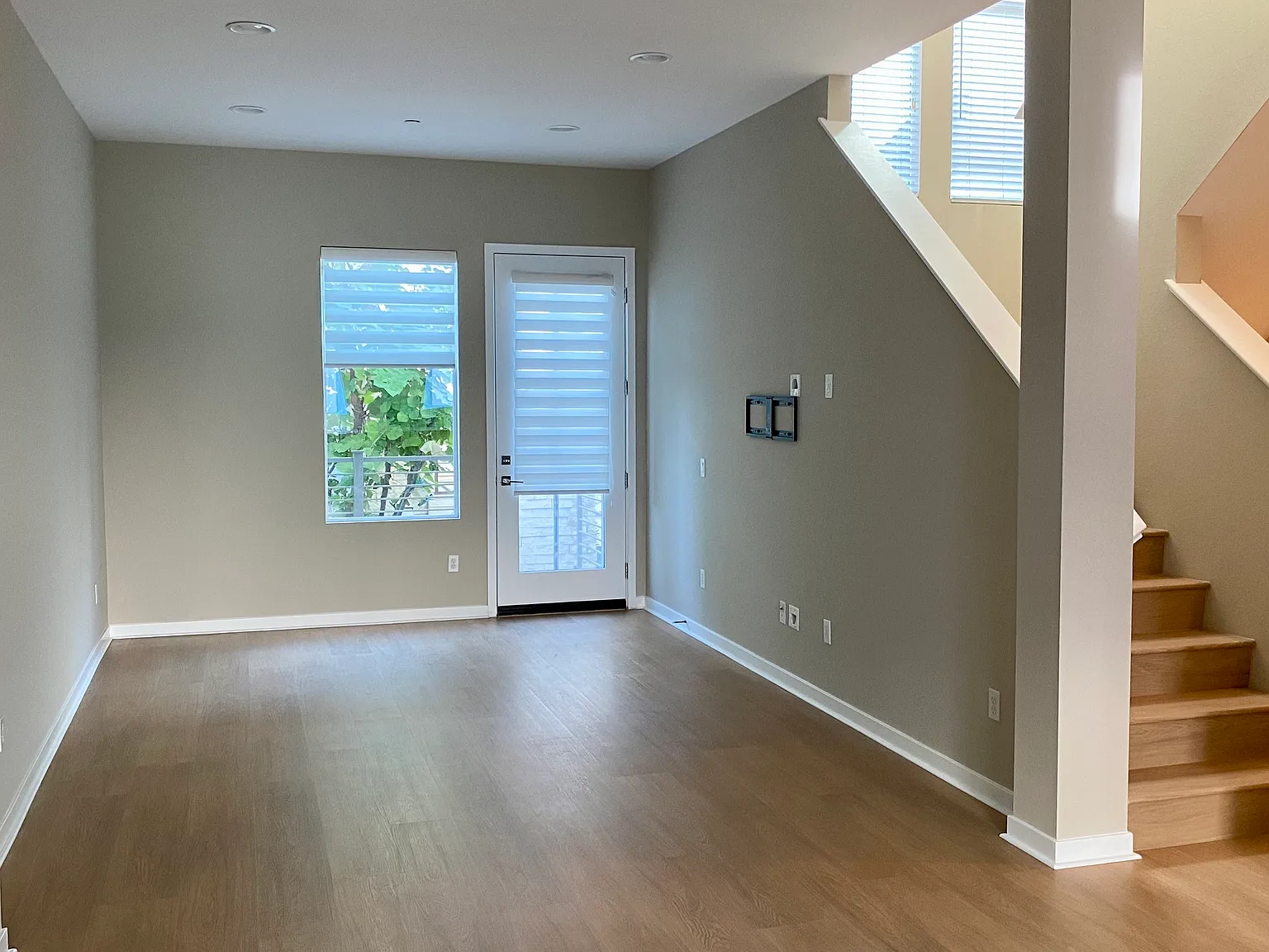 3 bed, 3.5 bath, 1676 sqft, $4,060 — Photo 3