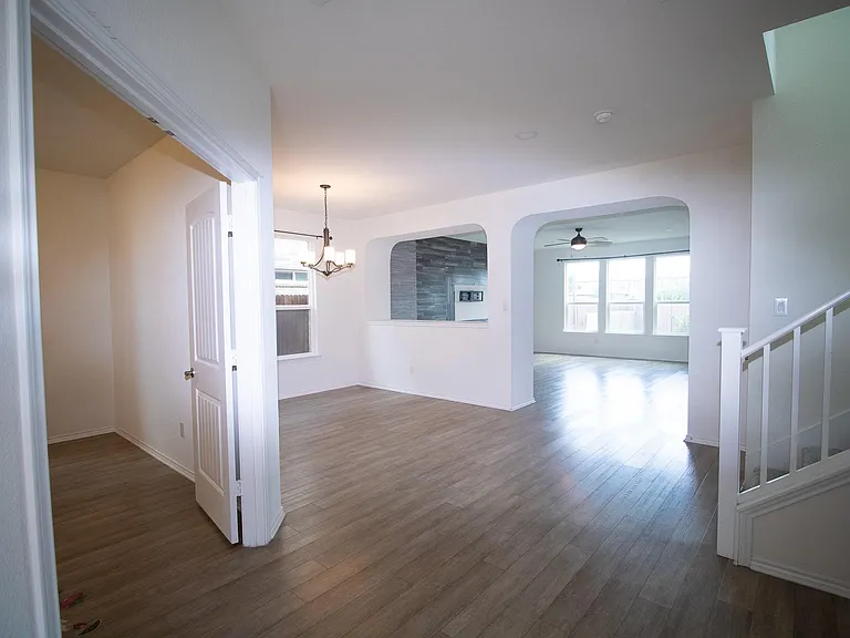 2105 Ebony Dove St — Photo 2