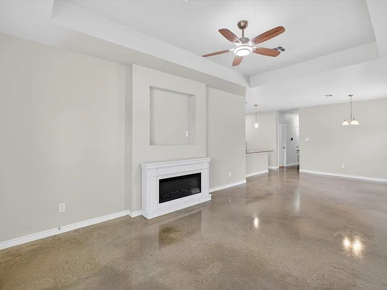 412 W Avenue C — Photo 7
