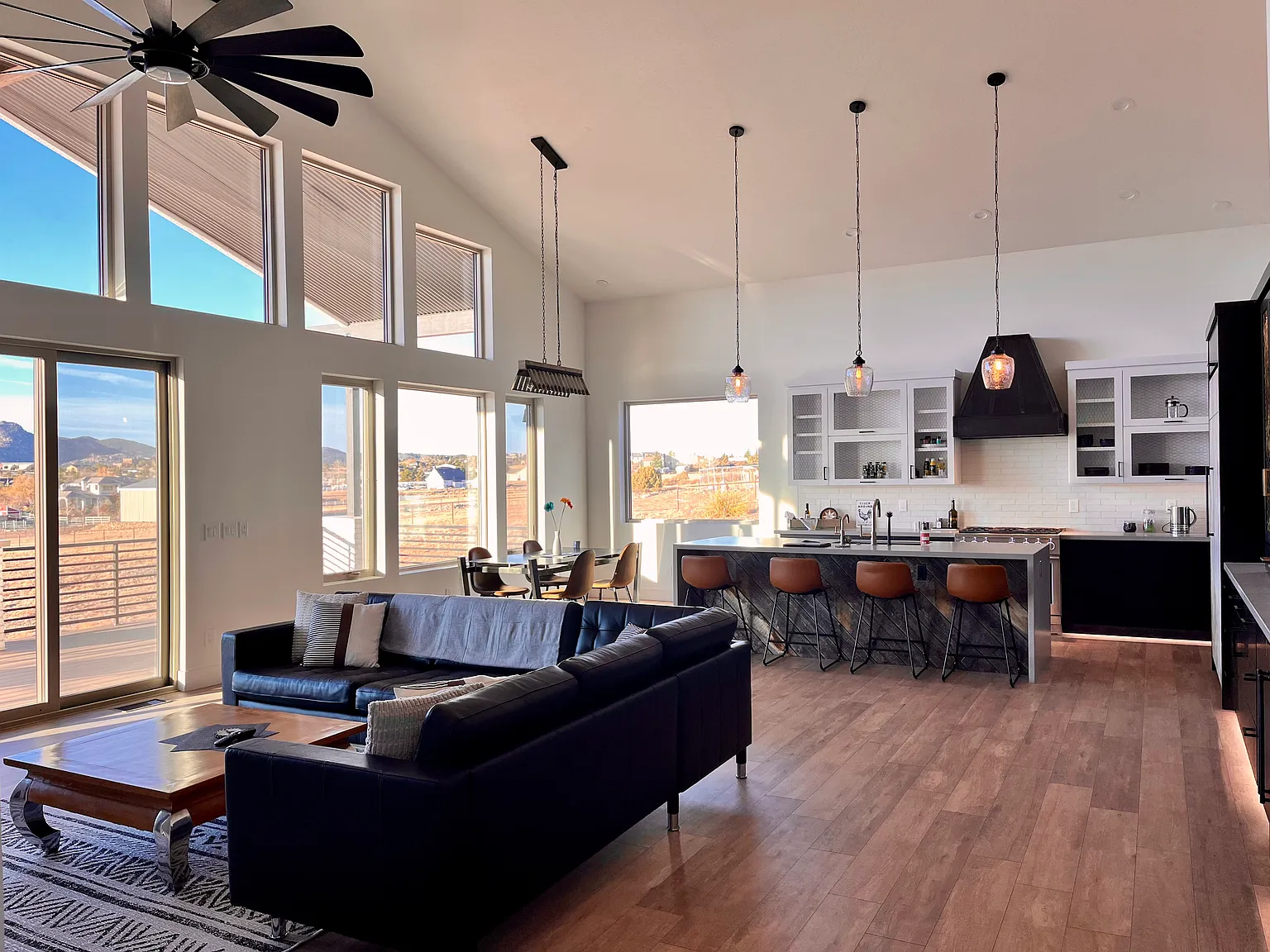 2 bed, 1.5 bath, 2324 sqft, $9,500 — Photo 3