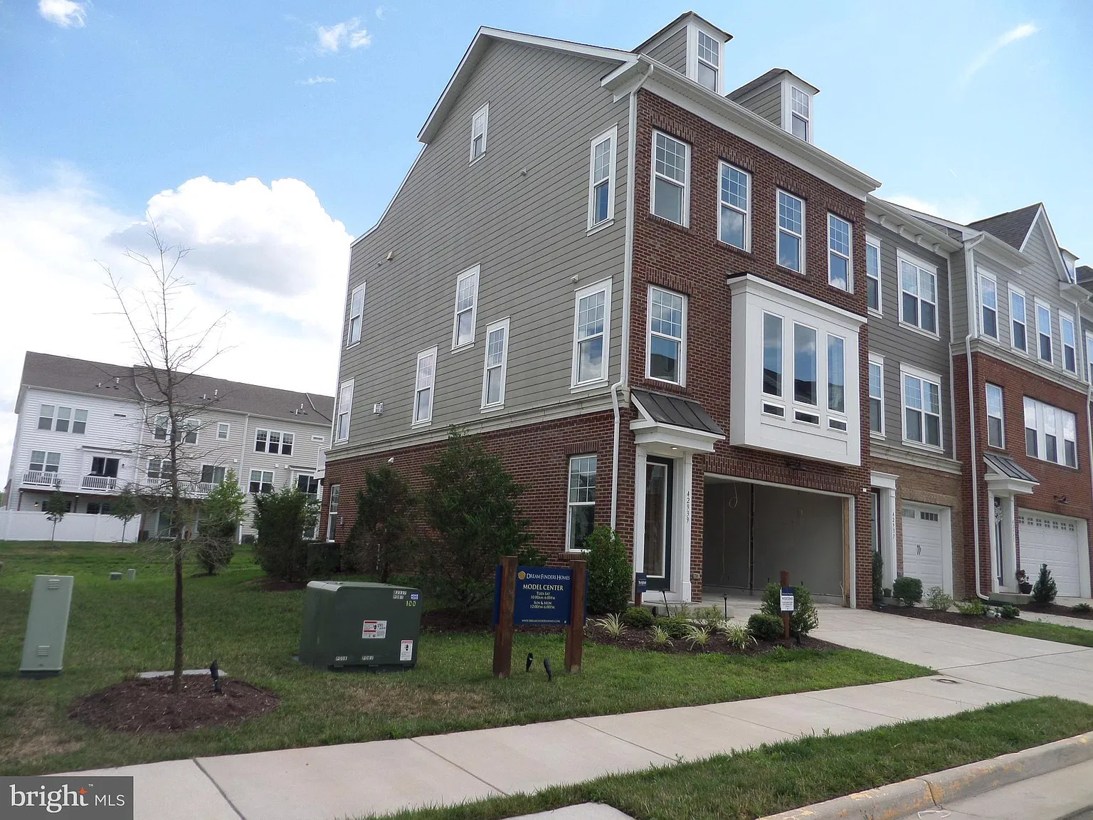4 bed, 4.5 bath, 3488 sqft, $4,500 — Photo 2