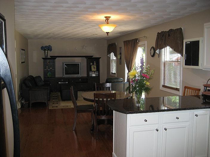 Kitchen open to family rm