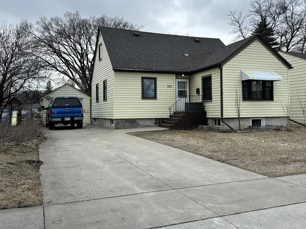 1211 6th St S, Moorhead, MN 56560