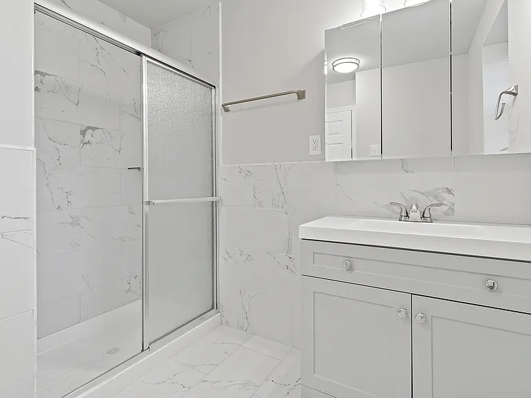 Unwind in this stylish bathroom featuring a contemporary design and luxurious finishes.
