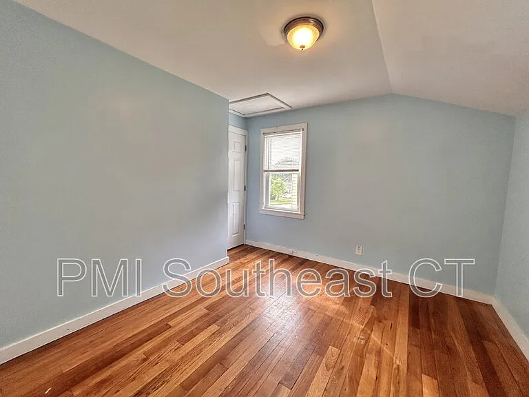 60 Hawthorne Dr — Photo 9