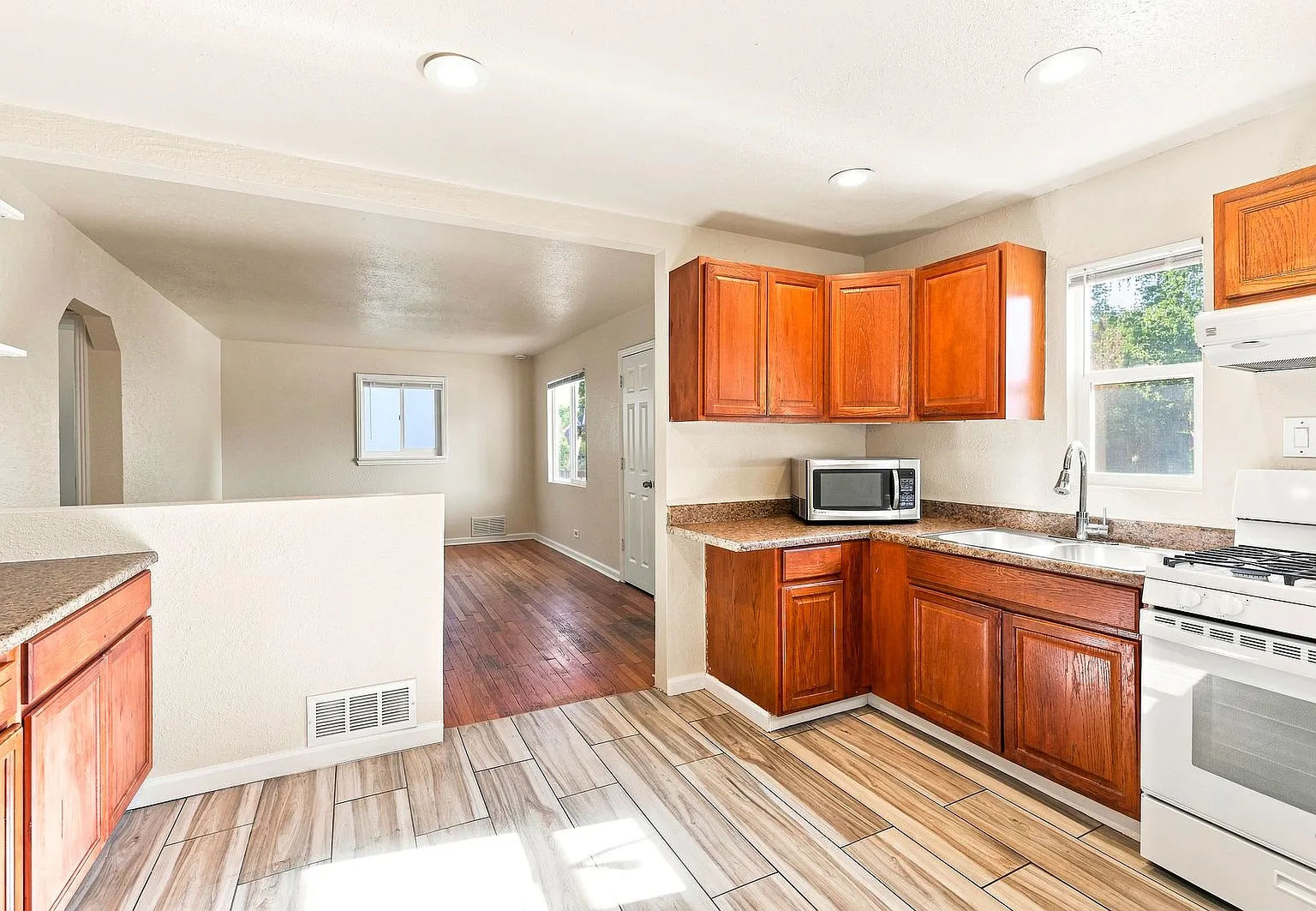 $0 Deposit Option! Cozy 2 Bed 1 Bath Home With Office In Villa Park — Photo 4