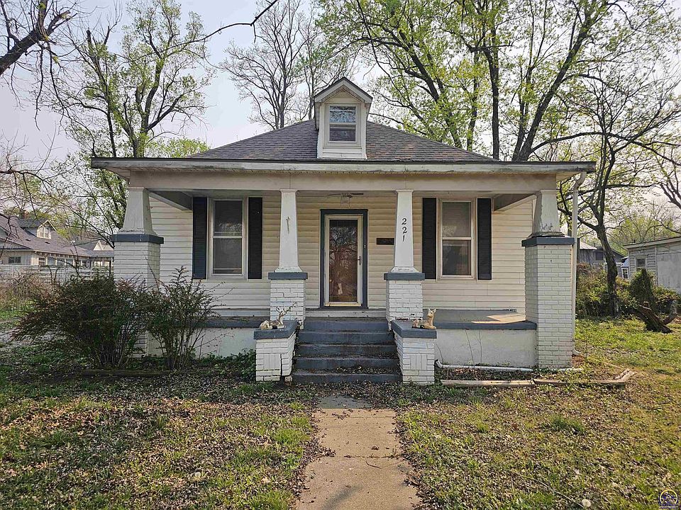 1st image of 221 E Lincoln St