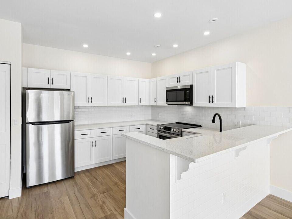 1st image of 650 Main St #402