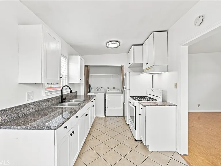 219 W Riggin St #C — Photo 17