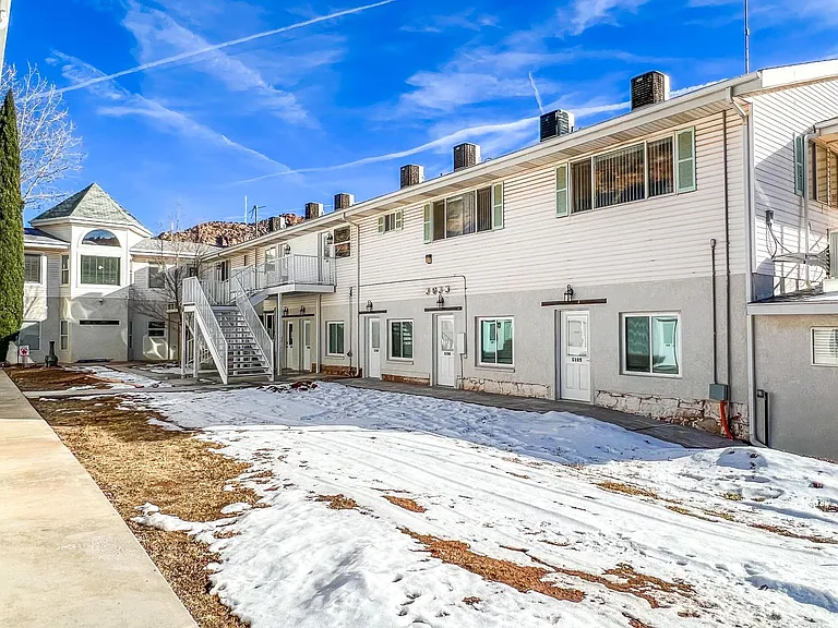 1060 N Louis St — Photo 11