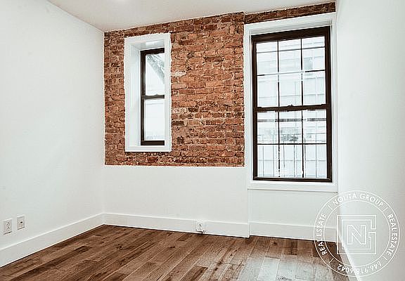 4th image of 152 W 49th St #32