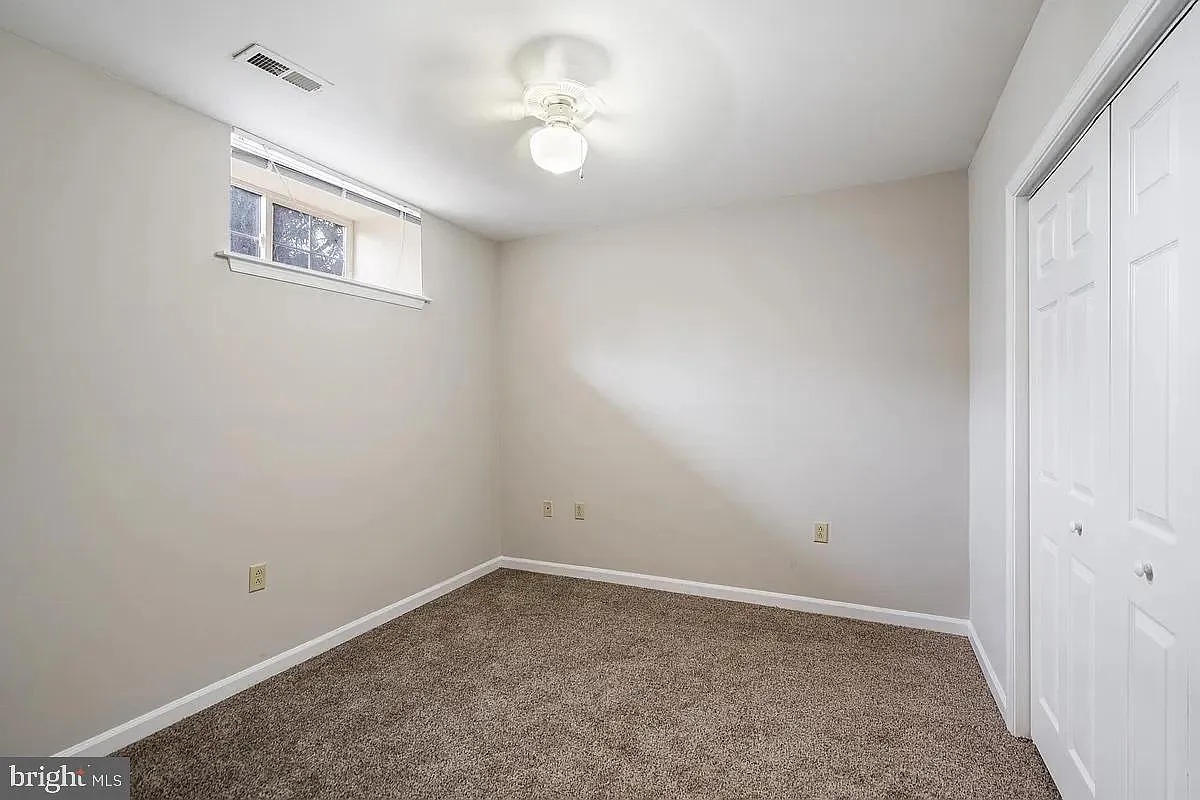 2 bed, 1.0 bath, 921 sqft, $1,300 — Photo 4
