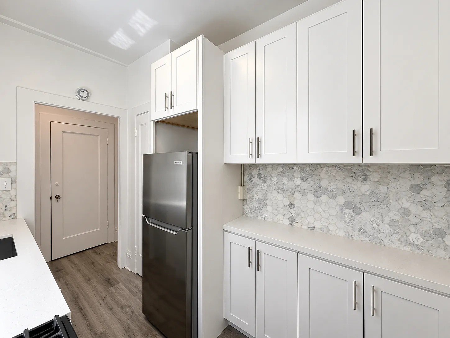 Nob Hill Studio with Dishwasher & In-Unit Laundry — Photo 1