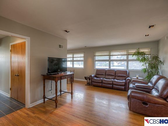 5th image of 1049 Hillcrest Dr