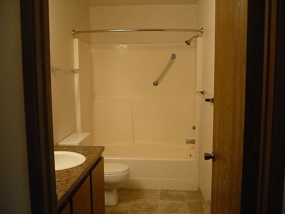 5th image of 402 6th St APT 304