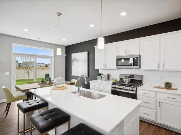 2073 Tyrone Dr, Shakopee, MN 55379