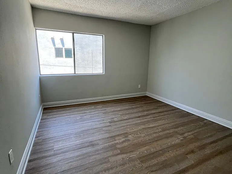641 W 92nd St — Photo 13