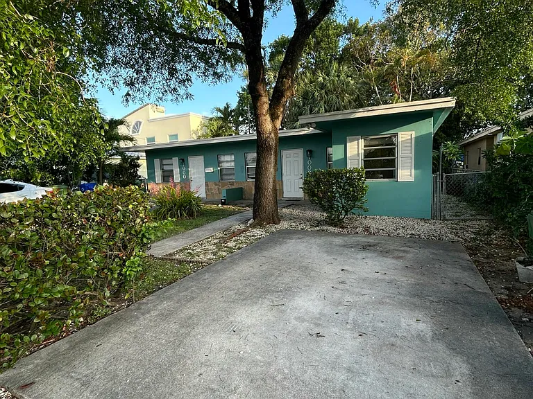 1002 SW 28th St — Photo 1