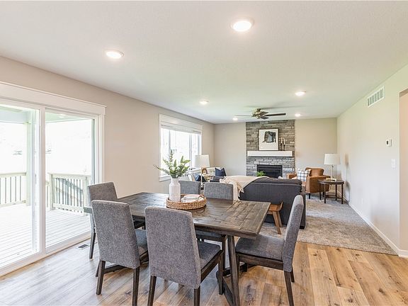 5th image of 365 NW Woodmoor Dr