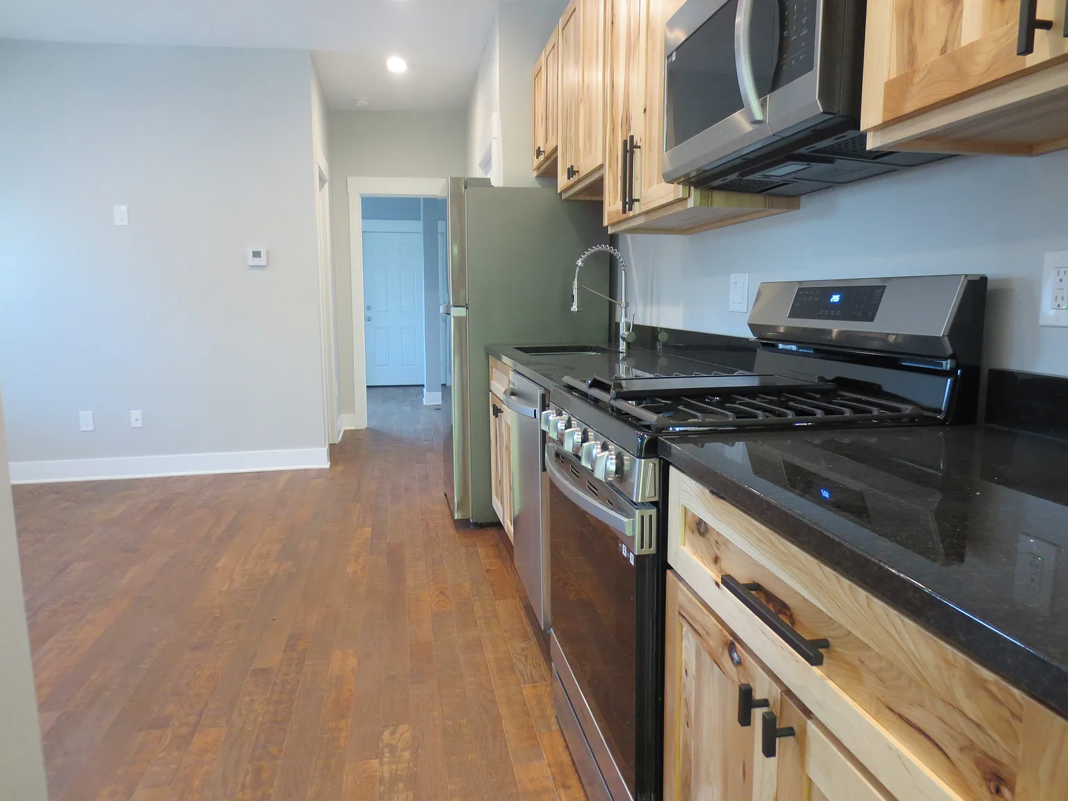 2 bed, 1100 sqft, $1,400 — Photo 4