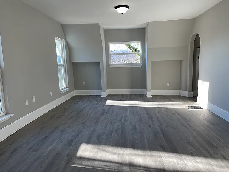 202 E Columbia Ave — Photo 4