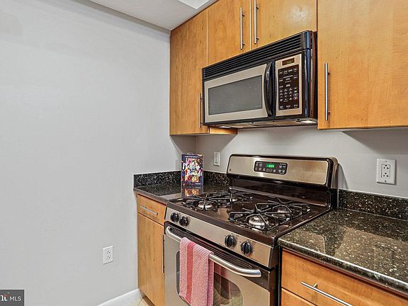 5th image of 1021 N Garfield St #B31