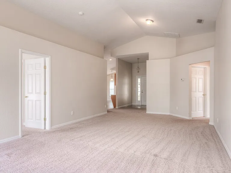 4612 Woodford Dr — Photo 3