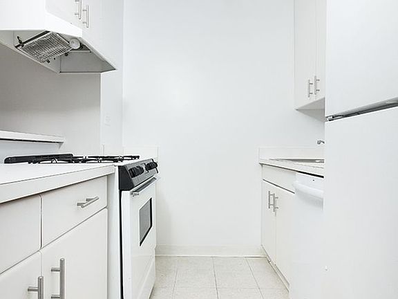 5th image of 400 E 71st St APT 7V