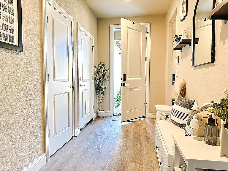 1374 Westgate Dr — Photo 8