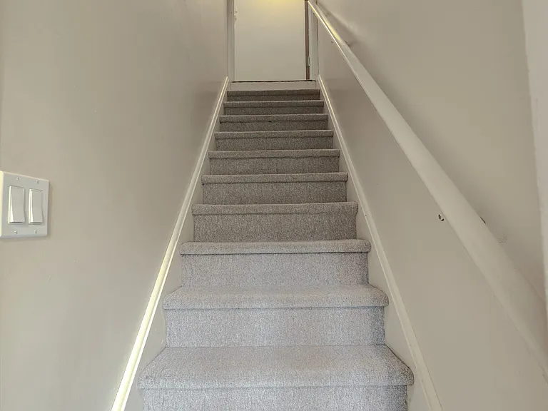 84 Wilson Ave #UPPER SE — Photo 15