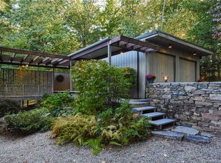 17 Stuart Dr, Bloomfield, CT 06002