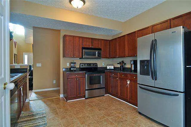 4 bed, 2.5 bath, 2460 sqft, $2,400 — Photo 4