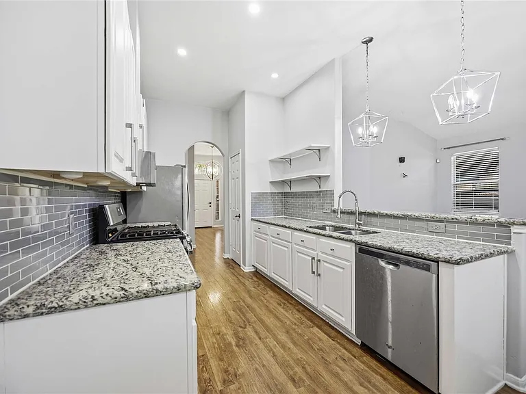 1029 Riverwood Dr — Photo 4