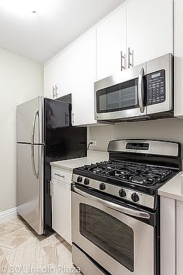 5th image of 30 W 63rd St APT 28O