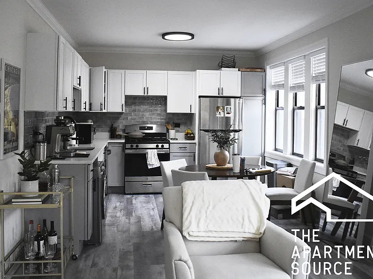 747 W Cornelia Ave #2 — Photo 2