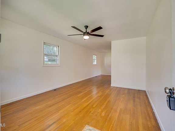 5th image of 908 E Hillcrest Dr