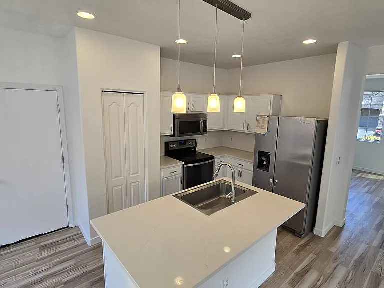 6622 W Polk St — Photo 4
